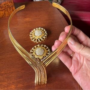 Vintage cleopatra Gold tone chocker Necklace & rhinestone floral Earring Set